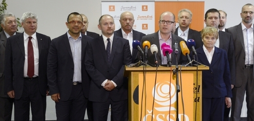 Šéf sociálních demokratů Bohuslav Sobotka (uprostřed) uvedl, že strana při sestavování kandidátek postupovala podle stanov a zákona. 