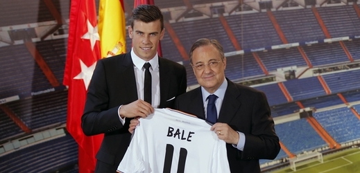 Gareth Bale, nejdražší fotbalista současnosti, vedle prezidenta Realu Madrid Florentina Péreze.