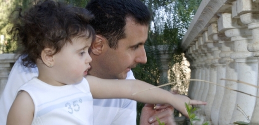 Taťka Bašár Asad s potomkem. Kam se asi poděje, až jim poteče do bot?