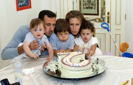 Oslava narozenin u Asadů.