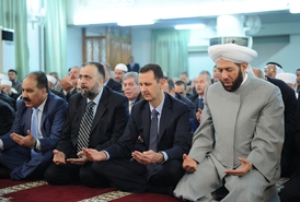 Asad při modlitbě v srpnu 2013 v Damašku. 