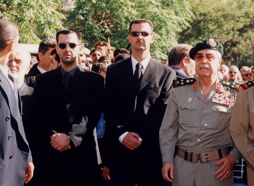Prezident Asad (uprostřed) a jeho vznětlivý bratr Mahír (vlevo v brýlích).