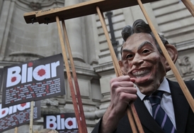 Tony Blair ztratil svou popularitu hlavně kvůli podpoře USA v Iráku.