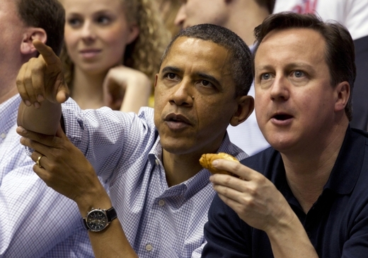 Vidíš Dave? Obama s Cameronem na basketu.