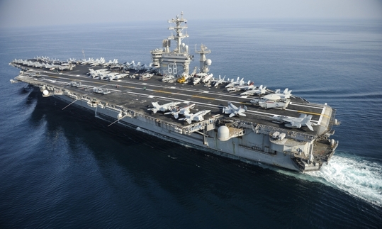 Letadlová loď USS Nimitz operuje v Ománském zálivu.