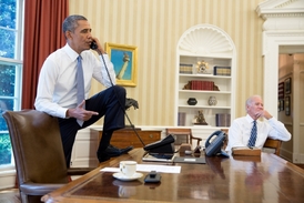 Obamovo dilema. Nejvíce v Bílém domě tlačí na bombardování viceprezident Biden.