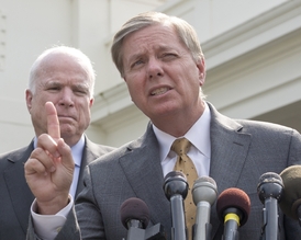 Republikánští kongresmani McCain (vlevo) a Graham v Bílém domě. Část republikánů je proti útoku na Sýrii. 