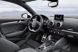 Interiér vykazuje příslušnost k segmentu luxusních vozů.