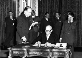 Schuman podepisuje Pařížskou smlouvu.