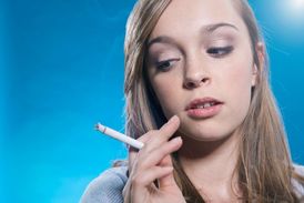 Fotografie na sociálních sítích mohou některé teenagery lákat ke kouření nebo pití alkoholu (ilustrační foto).