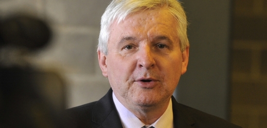 Premiér Jiří Rusnok zvažuje mírné zvýšení platů státních zaměstnanců.