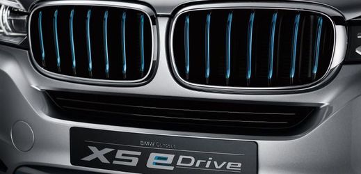 Koncept BMW X5 eDrive září modře.