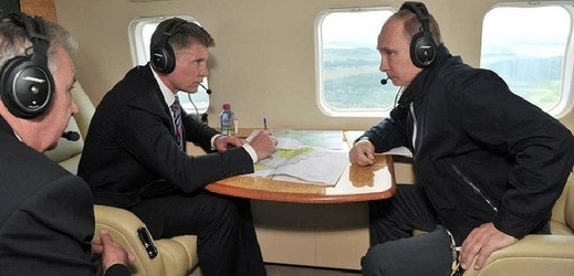 Prezident Putin sleduje z vrtulníku škody napáchané velkou vodou.