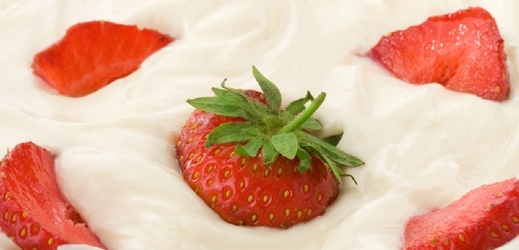 Obsah ovoce v jahodovém jogurtu neurčuje žádná vyhláška, skutečně použité množství se může u jednotlivých jogurtů výrazně lišit (ilustrační foto).