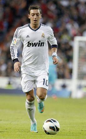 Mesut Özil přestoupil z Realu Madrid do Arsenalu.