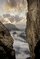 Procházka na laně mezi skalami v neskutečné výšce. Autor Martin Lugger musel prokázat jisté horolezecké schopnosti, aby našel dokonalé místo pro zachycení výjimečného okamžiku.