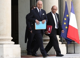 Francouský ministr zahraničí Fabius s šéfem rezortu obrany Le Drianem spřádají válečné plány.