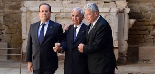 Gauck a Hollande na místě hrůzného masakru spáchaného Němci.