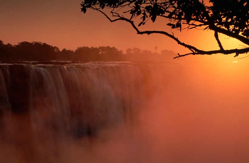 Viktoriiny vodopády, hranice Zimbabwe a Zambie. (Foto: Profimedia.cz/Galen Rowell/Corbis)