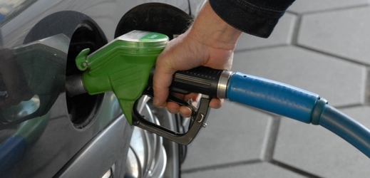 Nejlevněji mohou benzin natankovat řidiči u pump v Libereckém kraji (ilustrační foto).