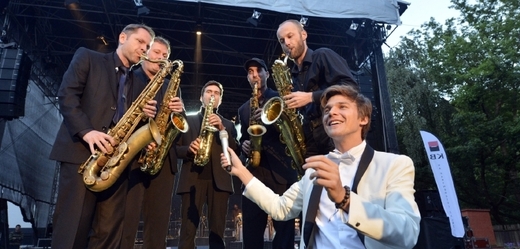 Vojtěch Dyk završil letní turné s brněnským orchestrem B-Side Band na festivalu v Karlových Varech.