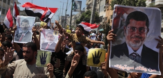 Podporovatelé Muslimského bratrstva a exprezidenta Mursího.
