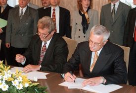 Někdejší předsedové ČSSD a ODS Miloš Zeman (vlevo) a Václav Klaus při podpisu takzvané opoziční smlouvy, která počítala se zavedením většinových prvků do volebního systému.