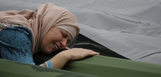 U Srebrenice v červenci pohřbili přes čtyři sta nalezených těl.