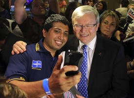Kevin Rudd se svým příznivcem.