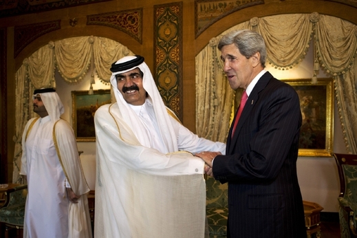 Katarský emír Tamím ibn Hamad al-Sání a šéf americké diplomacie John Kerry. Katar chce přes Sýrii vybudovat plynovod a Bašár Asad s tím nesouhlasí. 