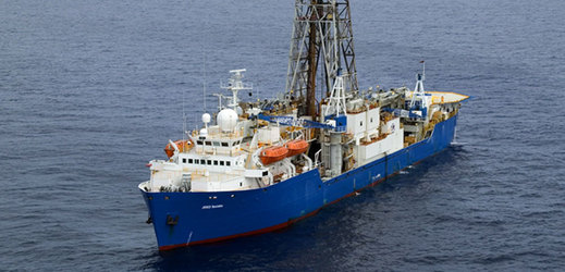 Výzkumná loď JOIDES Resolution se plaví pod vlajkou Spojených států.