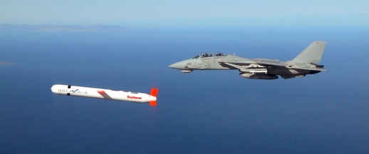 Americký F-14 Tomcat sleduje střelu Tomahawk, kterou chtějí USA útočit na Asada. 