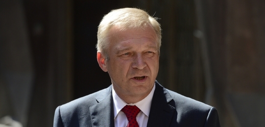 Ministr obrany v demisi Vlastimil Picek.