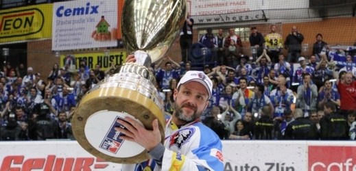 Kapitán Plzně Martin Straka s trofejí pro extraligového mistra.