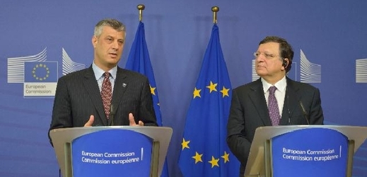 Kosovský premiér Thaçi a šéf EK Barroso v bruselské centrále EU.