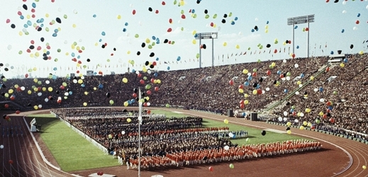 Zaplněný Olympijský stadion v roce 1964. 