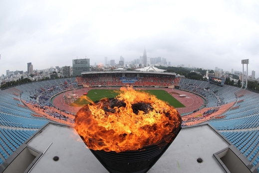 Oheň na olympijském stadionu. (Foto: ČTK/AP/Takehito Koabayashi)