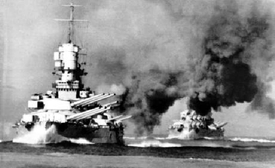 Italská bitevní loď Roma zasažená pumou Fritz X.