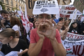 Protesty proti těžbě zlata v Rošia Montaně.