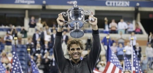 Rafael Nadal s trofejí pro vítěze US Open.