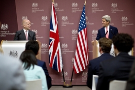 Lavinu s kontrolou syrských chemických zbraní spustil možná neúmyslně šéf diplomacie USA Kerry. Na snímku se svým britských klegou Haguem. o