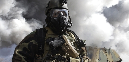 Vojáci USA čelí při výcviku chemickým zbraním.