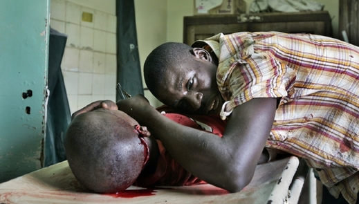 Zoufalý otec nad mrtvým synem zastřeleným při nepokojích v Keni roku 2007.