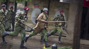 Žádné slitování s poraženým. Keňská policie honí přívržence prezidentského kandidáta Raila Odingy.  