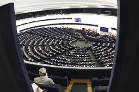Poslanci naslouchají projevu šéfa Evropské komise.