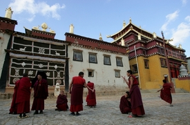 Tibetští mniši před svým klášterem.