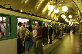 Na vyčištění pařížského metra poputuje 70 milionů eur ročně.