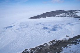 Pod tímhle ledem je pravěké jezero Hodgson.