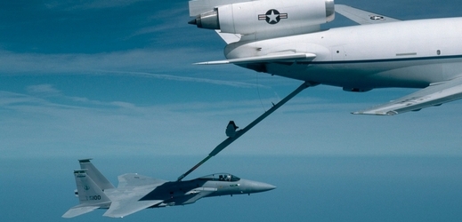 Tankování za letu (na ilustračním snímku KC-10A Extender a F-15). 