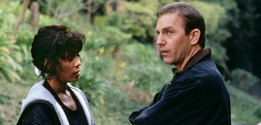 Nejslavnější ochranka: Kevin Costner jako osobní strážce Whitney Houstonové.